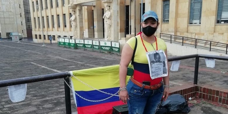 Madre se encadenó porque obligan a su hija de 6 años a ver al papá que se masturba delante de ella