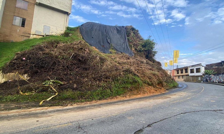 ¡Evítese el regreso! En Manizales, se cerró la vía que conduce del barrio Baja Leonora a la Avenida Kevin Ángel 5 Manizales