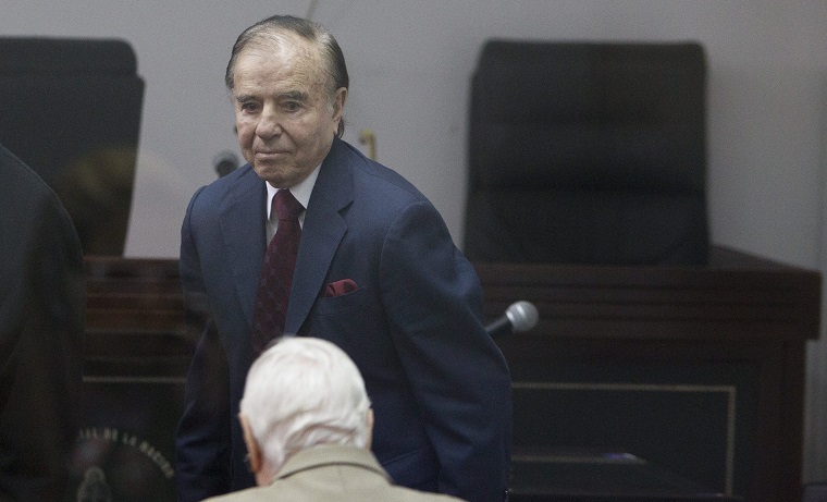 Familia de supuesto ladrón devuelve anillo del expresidente argentino Menem