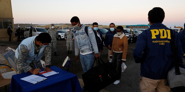 Chile expulsa a 138 migrantes irregulares varados en la frontera con Bolivia