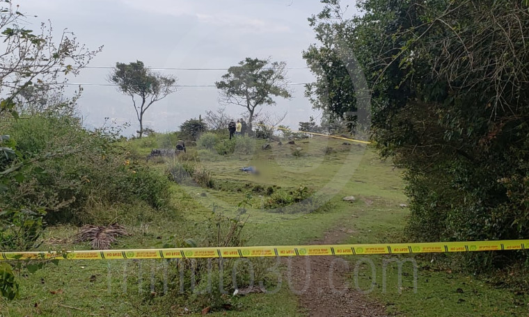 FOTOS Y VIDEO: Encontraron un muerto tendido en El Picacho, por el lado de los rieles 1 muerto en el picacho por los rieles 1