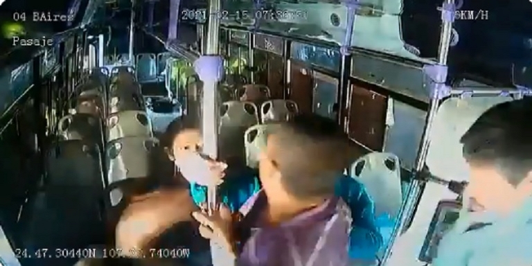 VIDEO: ¡Impactante! Hombre apuñala a su novia en un bus y los pasajeros no hacen nada