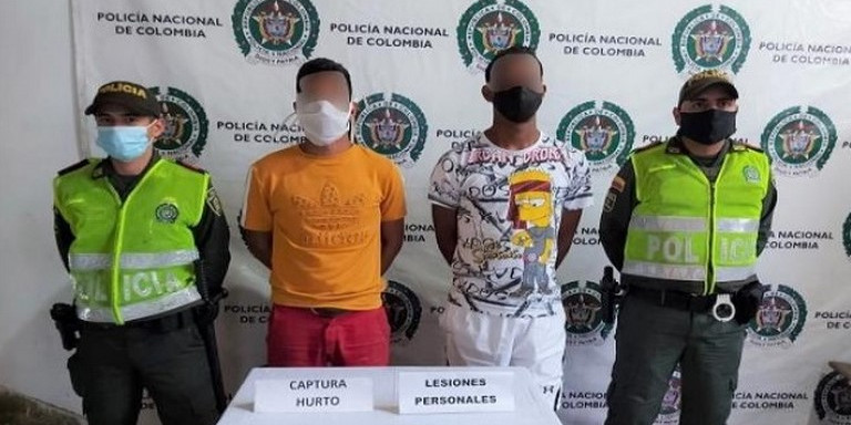 Venezolanos robaron a una mujer embarazada, la tiraron al suelo y la golpearon