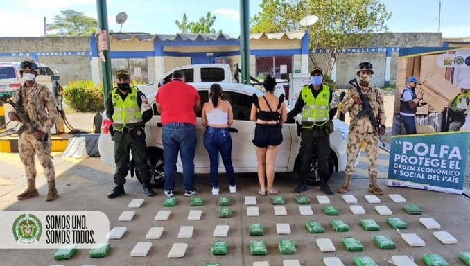 Dos mujeres y un sujeto intentaron persuadir a Policías