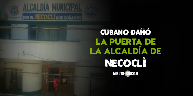 Video: ¿Se enojó? Uno de los más de mil migrantes varados en Necoclí atacó la Alcaldía para exigir ayudas