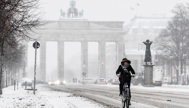 Fuertes nevadas y temperaturas gélidas colapsan el tráfico en media Alemania
