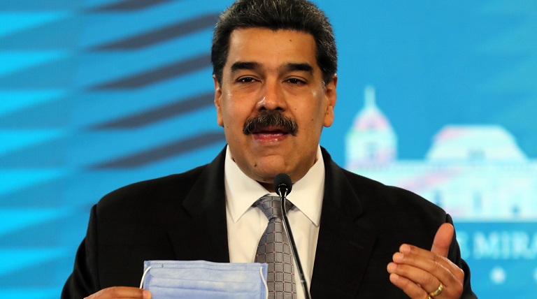 Maduro pide a los militares "limpiar los cañones" por si Duque viola el suelo venezolano