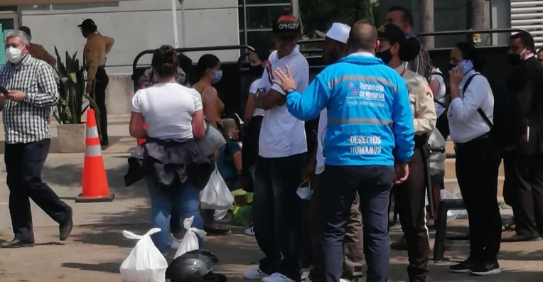 Tres familias de Medellín se plantaron frente a Medicina Legal para pedir los cuerpos de sus familiares