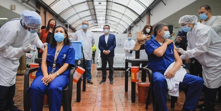 Como "satisfactorio" calificó Minsalud el primer día de vacunación contra el covid-19 en el país 1 primeros vacunados