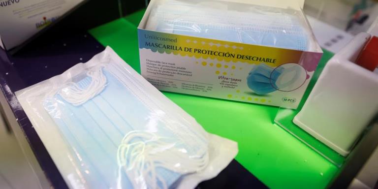¿Qué cara del cubrebocas quirúrgico debe ir hacia fuera y cuál hacia dentro? 1 tapabocas mascarilla