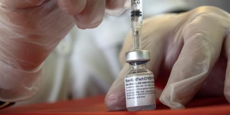 Por accidente, empleado desconectó congelador y echó a perder más de 1.000 vacunas contra la Covid-19