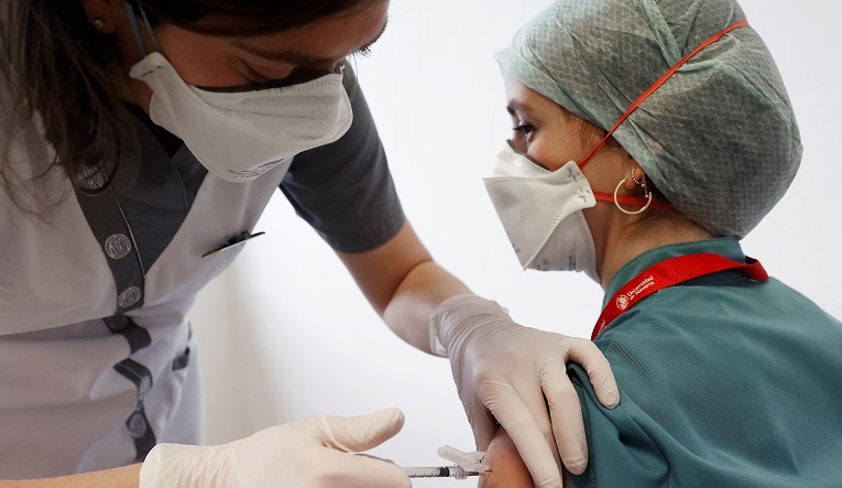 España administrará la vacuna de AstraZeneca a personas de 18 a 55 años