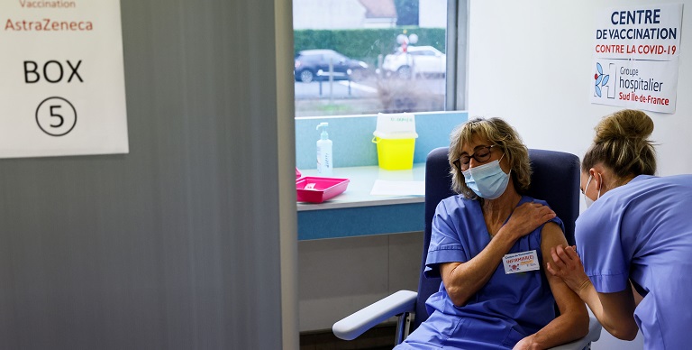 Una vacunación igualitaria es también fundamental para la economía, según la OMS