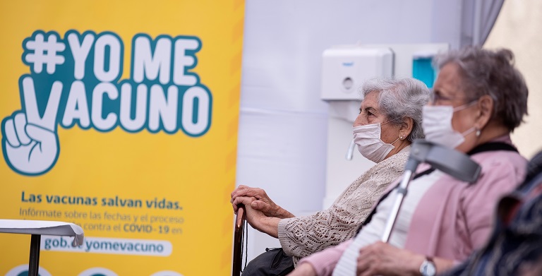 Chile inicia vacunación masiva con miras a inocular a cinco millones de personas en marzo