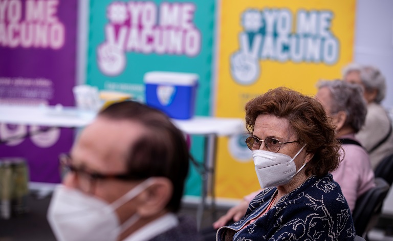 Chile inicia vacunación masiva con miras a inocular a cinco millones de personas en marzo