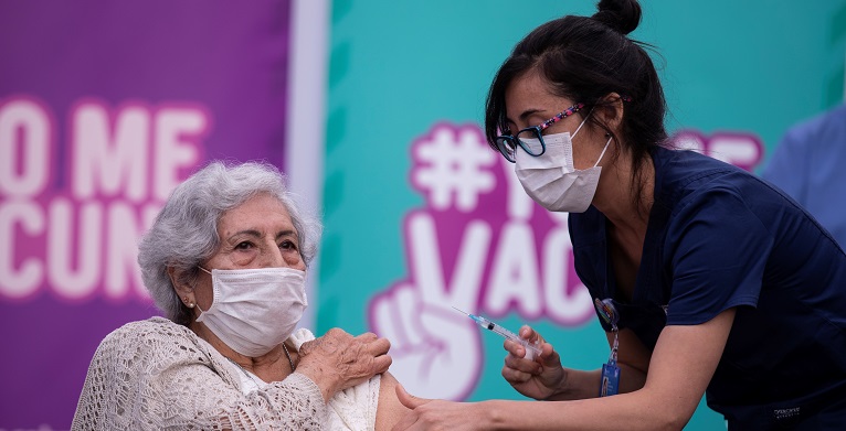 Chile inicia vacunación masiva con miras a inocular a cinco millones de personas en marzo