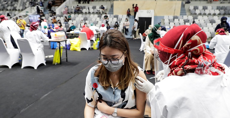 Las vacunas de COVID-19 administradas en el mundo superan ya a los contagios