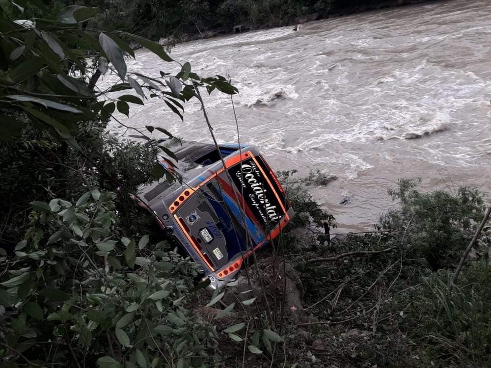 Fotos: ¡Casi se va al río Cauca! Bus se volcó en la vía Medellín-La Pintada 3 accidente La Pintada 3