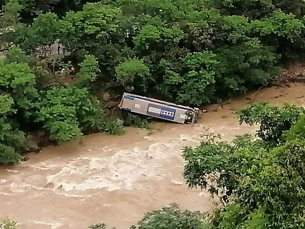 Fotos: ¡Casi se va al río Cauca! Bus se volcó en la vía Medellín-La Pintada 4 accidente La Pintada 2