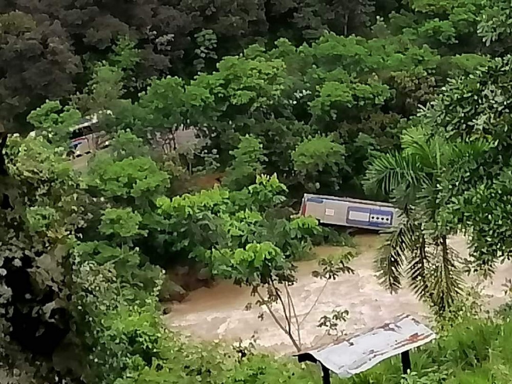 Fotos: ¡Casi se va al río Cauca! Bus se volcó en la vía Medellín-La Pintada 5 accidente La Pintada