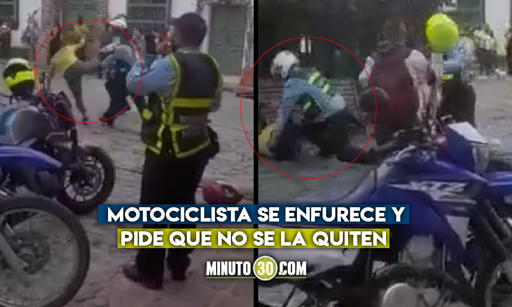 VIDEO: ¡Tremendo! Motociclistas y agentes de tránsito se dieron puño y pata en pleno parque La Chinca de Santa Fe de Antioquia 1 Pelea entre motociclistas y agentes de tránsito