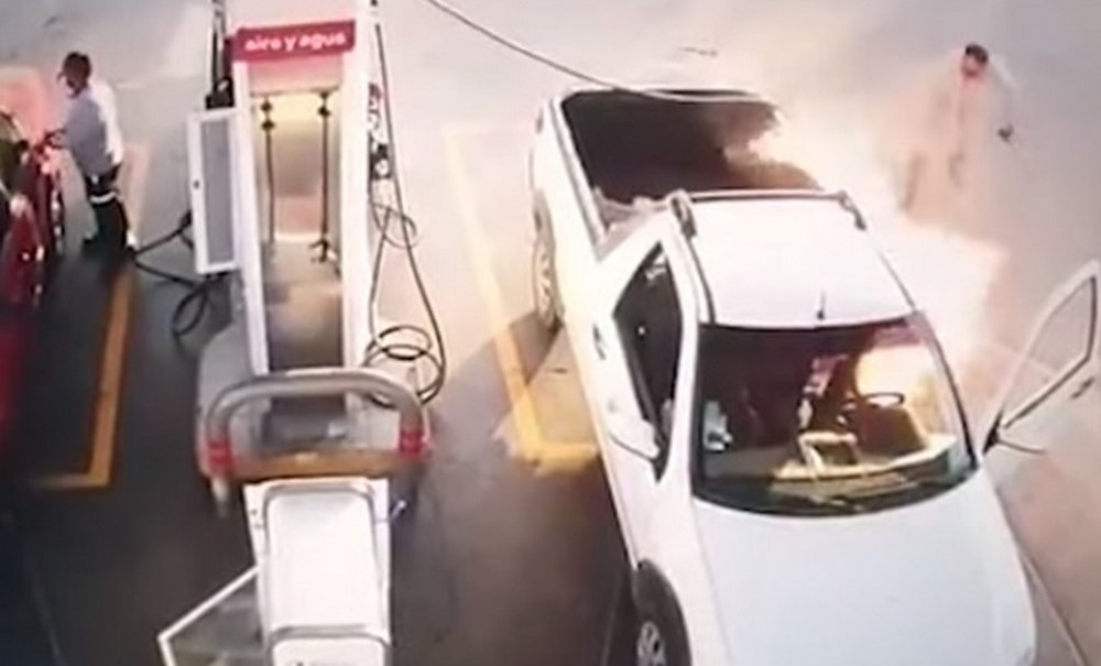 VIDEO. Hombre provocó un incendio en una estación de gasolina por usar su teléfono celular 1 gasolina celular incendio