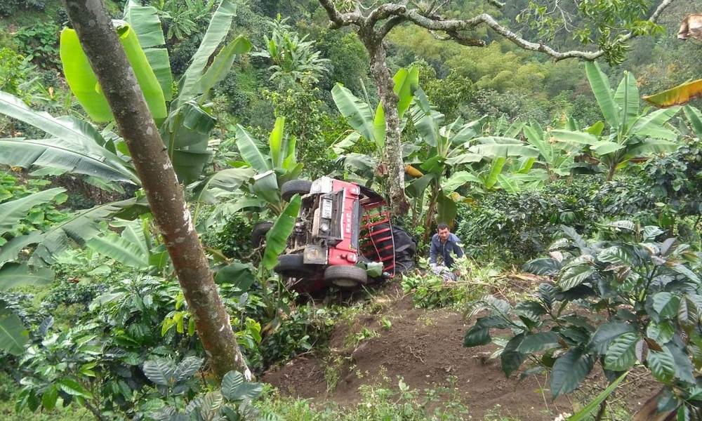 Vehículo rodó y cayó por una ladera en Manizales, una persona murió