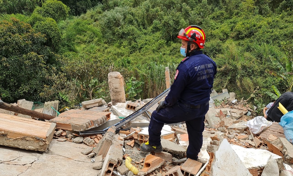 FOTOS: Dos viviendas colapsaron en Caldas, Antioquia un adulto mayor resultó herido 2 Caldas