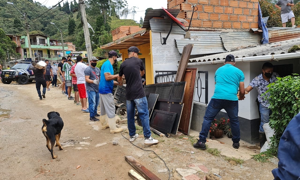 FOTOS: Dos viviendas colapsaron en Caldas, Antioquia un adulto mayor resultó herido 3 Caldas