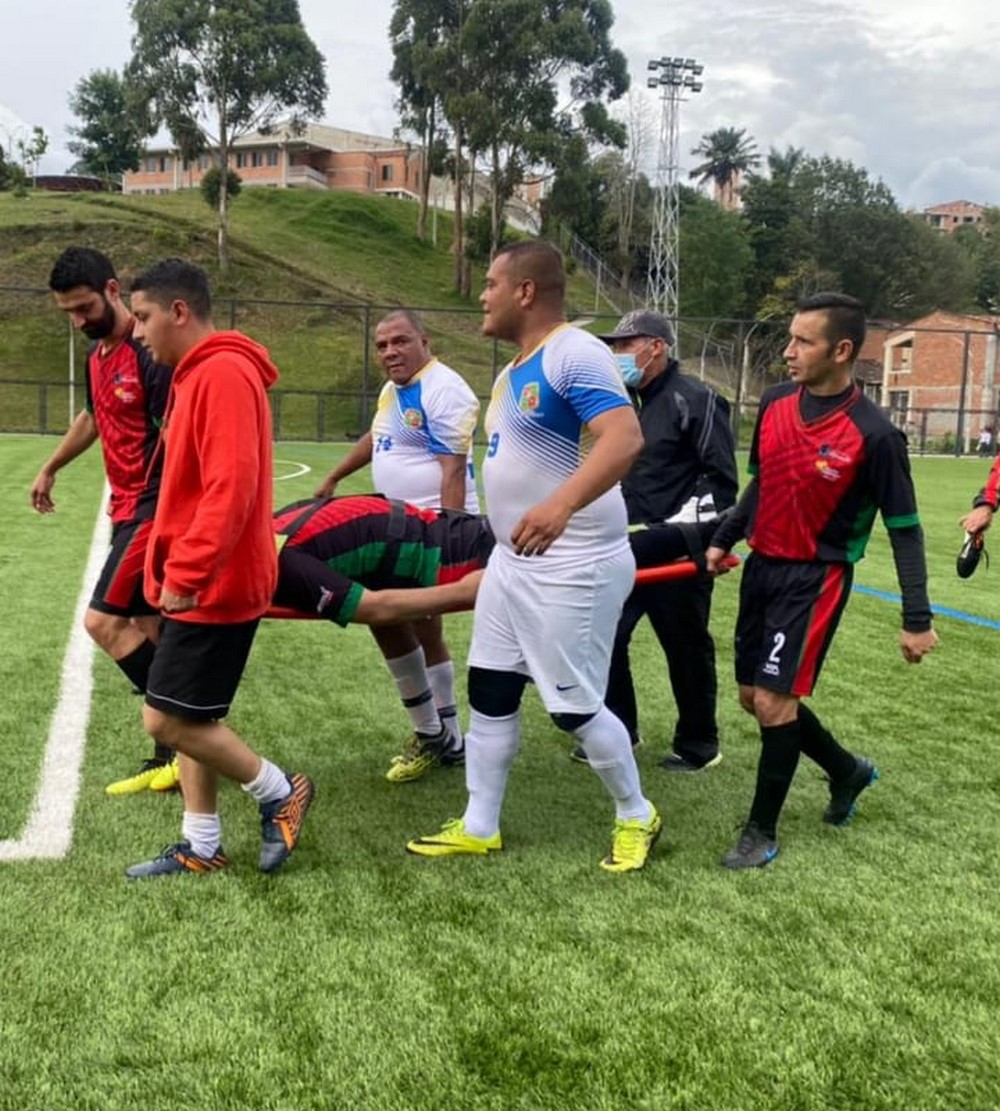 Fotos: Jugando un partido de fútbol, alcalde de Marinilla se quebró una de sus piernas 2 alcalde de Marinilla