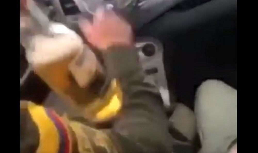Supuestos policías consumen licor dentro de un carro Supuestos policías consumen licor dentro de un carro
