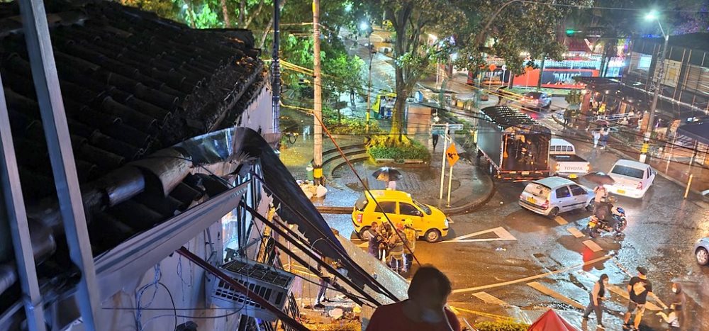 EN FOTOS: Colapsó techo de un local en Parque Lleras. Una mujer resultó herida 5 la habana4