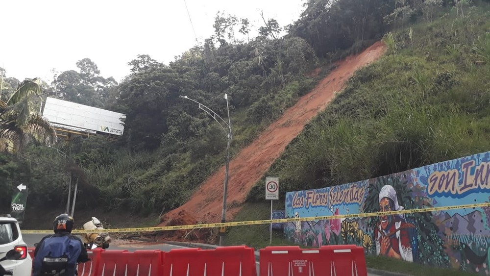 ¡Otro chicharrón! Además del Socavón, más adelante hay un derrumbe en Las Palmas 1 derrumbe palmas
