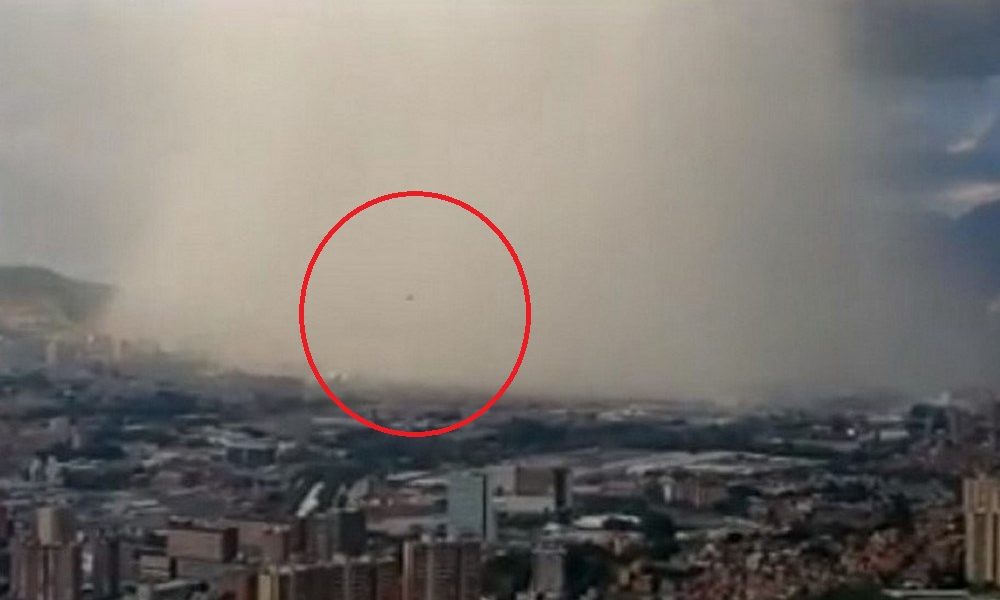 VIDEO. Momento exacto en el que avión se enfrenta a torrencial aguacero en Medellín