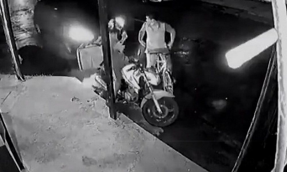 VIDEO. Conductor atropelló a ladrón tras ver cómo asaltaban a un domiciliario