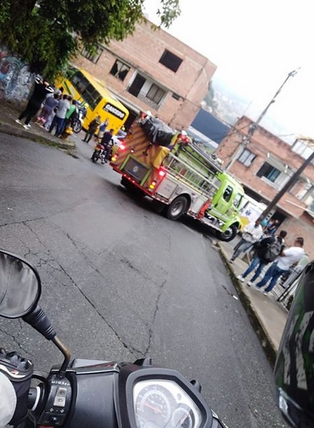 FOTOS: ¡Tremendo accidente en Caicedo! Un bus se quedó sin frenos y terminó dentro de una casa, al parecer, hay varios lesionados 6 acci6
