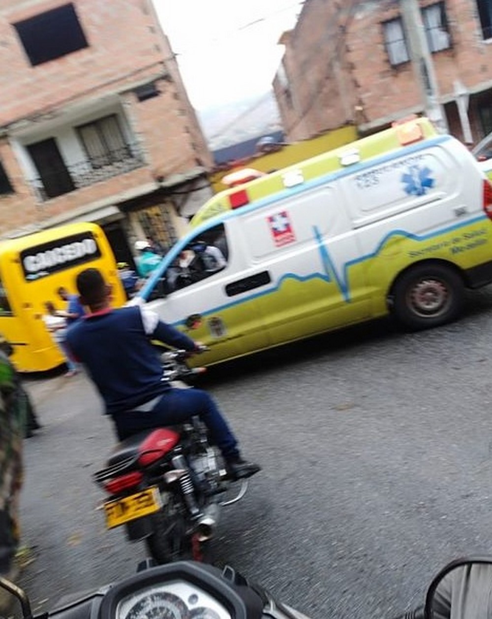 FOTOS: ¡Tremendo accidente en Caicedo! Un bus se quedó sin frenos y terminó dentro de una casa, al parecer, hay varios lesionados 3 acci2