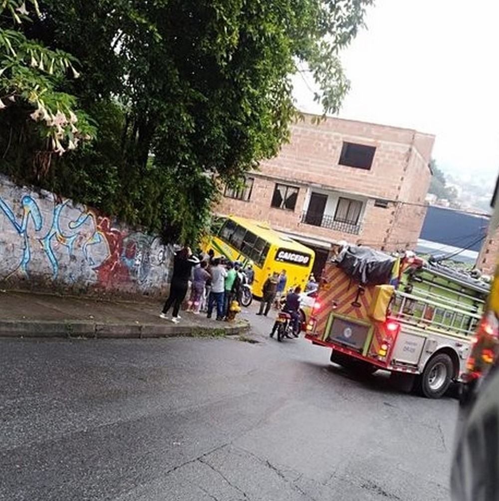 FOTOS: ¡Tremendo accidente en Caicedo! Un bus se quedó sin frenos y terminó dentro de una casa, al parecer, hay varios lesionados 2 acci1