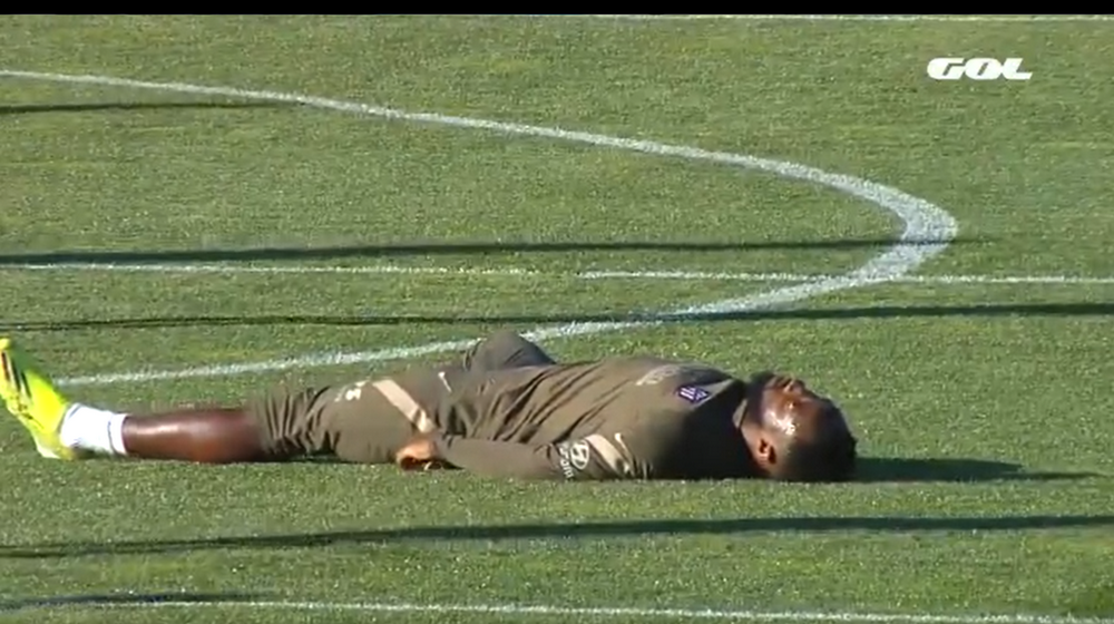 Video: ¡Qué susto! En pleno entrenamiento, Dembelé se desmayó y todo el Atlético de Madrid se llenó de miedo, por su estado 1 Video: ¡Qué susto! En pleno entrenamiento, Dembelé se desmayó y todo el Atlético de Madrid se llenó de miedo, por su estado