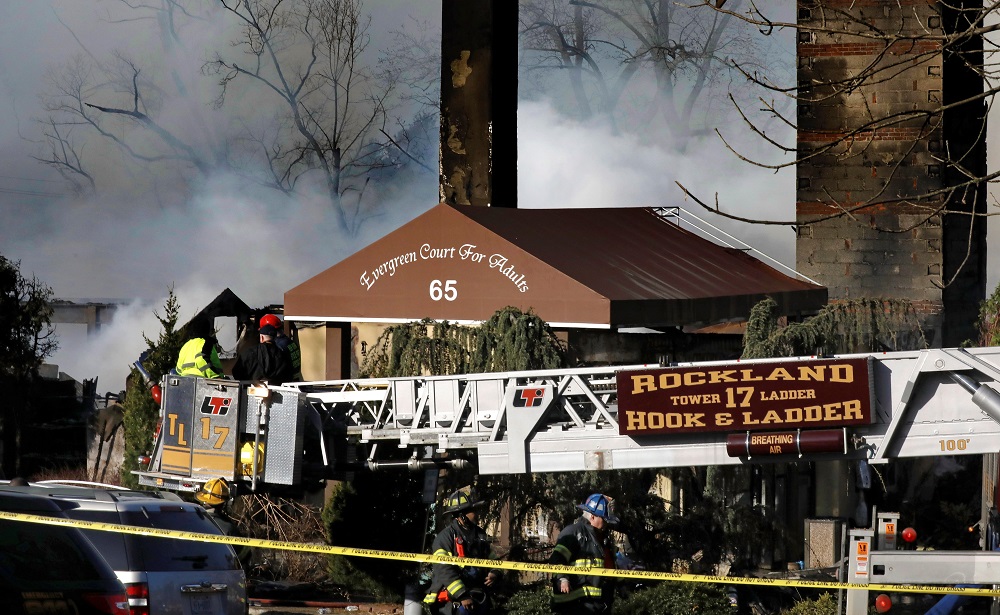 Un muerto y dos bomberos heridos en un incendio en un geriátrico de Nueva York