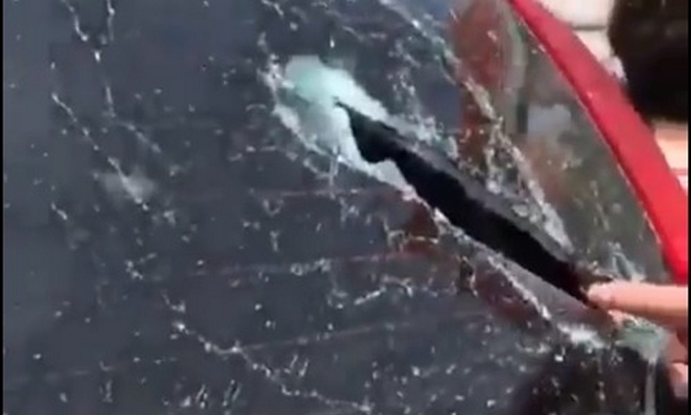 ¿Qué tal? En Cali, venezolanos le rompieron el vidrio del carro a conductor que no se dejó limpiar el parabrisas