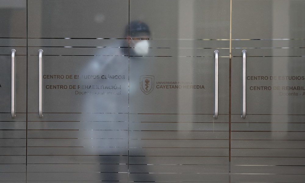 Sigue el tenso pulso por quién trae vacunas y quién se vacuna primero en Perú