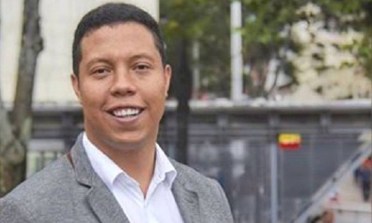 Concejal Jorge Colmenares critica a la Alcaldía de Bogotá por gastar dos millones en un par de audífonos de Apple 1 Concejal Luis Colmenares critica a la Alcaldia de Bogota por gastar dos millones en un par de audifonos de Apple