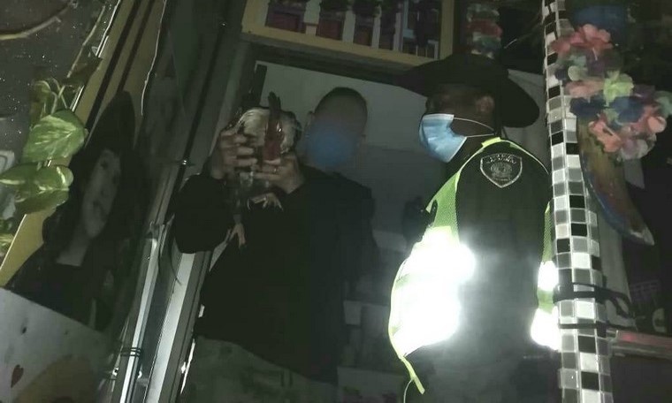 ¡Qué pesar! Denunciaron que en Manrique estaban maltratando a un gallo, pero el dueño dijo que se habría caído de la terraza