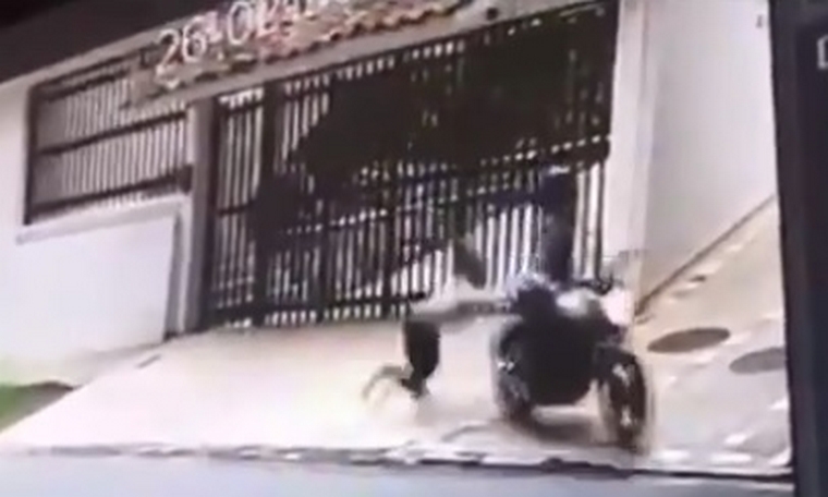 VIDEO: ¡Mucho “animal”! Ladrón arrastra a una mujer por la calle por robarle el bolso en Bucaramanga