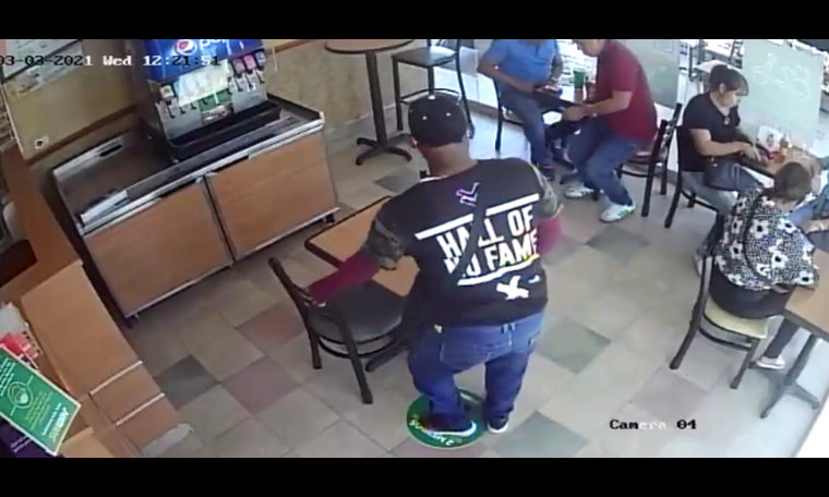 ¡Les tuvo paciencia! Ladrón hasta se sentó para que sus víctimas solitos les entregaran sus pertenencias