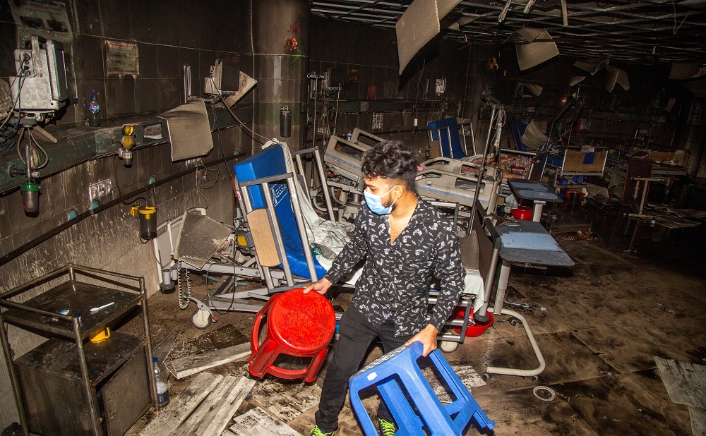 Mueren tres pacientes de covid tras un incendio en un hospital de Bangladesh 1 Mueren tres pacientes de covid tras un incendio en un hospital de Bangladesh