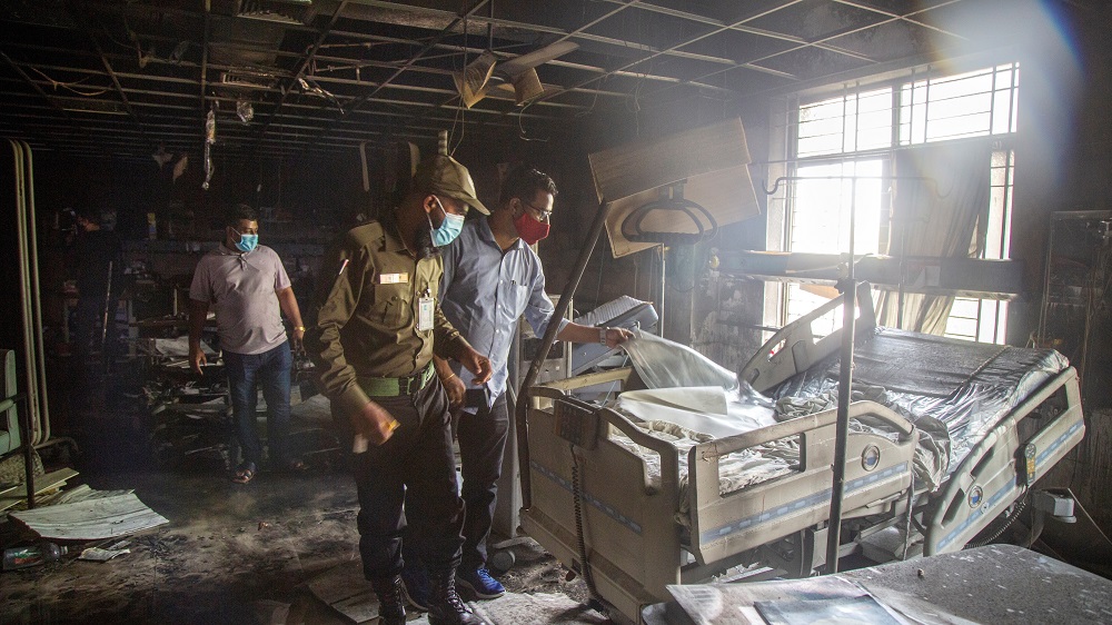 Mueren tres pacientes de covid tras un incendio en un hospital de Bangladesh 2 Mueren tres pacientes de covid tras un incendio en un hospital de Bangladesh 2