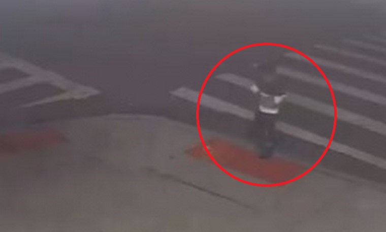 VIDEO: ¡Descarada! Mujer abandona a una niña de unos 4 años en la mitad de la calle y en plena madrugada