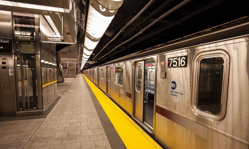 ¡Degenerado! Hombre orinó a una mujer asiática en el metro de Nueva York 1 Nueva York